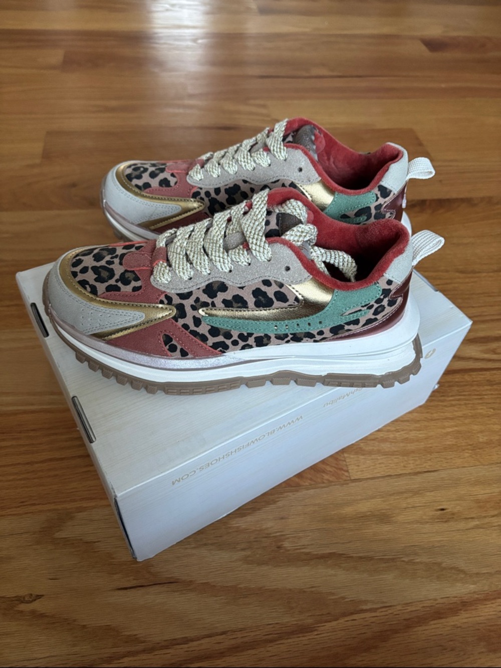 Women's Leo Lace Up Platform Sneakers size 7M